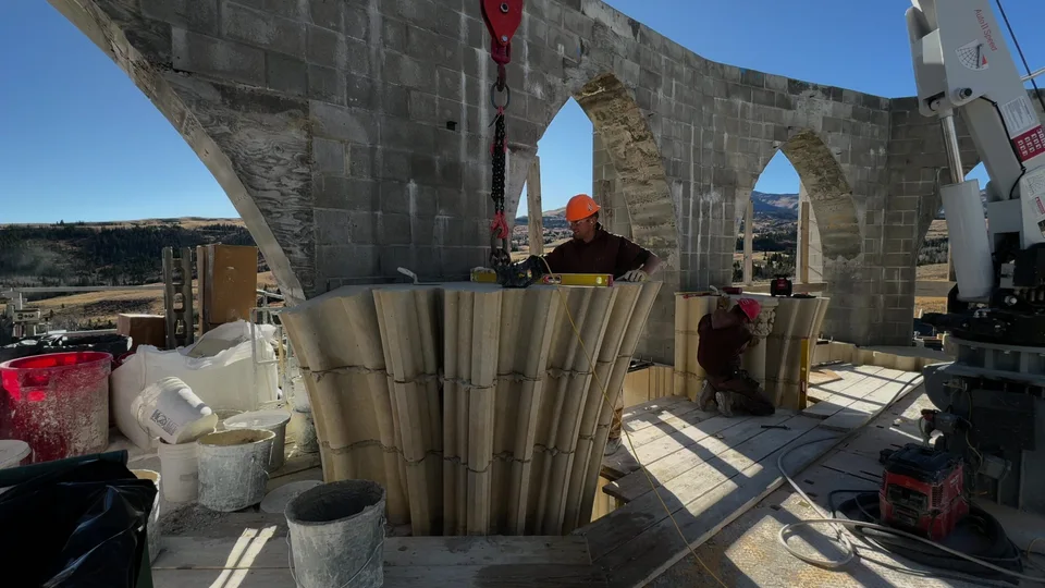 Setting the first stones of the vaulted ceiling